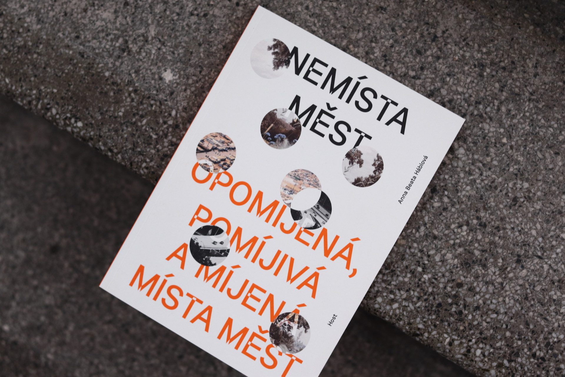 Kniha Anny Beaty Háblové Nemísta měst, vydalo nakladatelství Host, 2019, 168 stran