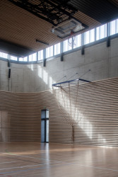 Podlaha je z dřevěných palubovek, také strop je pokrytý dřevěným obkladem. Veškeré zdi haly jsou obložené akustickými dřevěnými latěmi, pod kterými se schovává tlumivý absorbér. (Hala Řevnice, Grido)