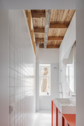 Byt G, Grau Architects: Barvy jsou jasné, ale všeho s mírou, a tak akorát. Díky čemuž celý interiér, i přes svou živost, působí jednotně, uceleně a harmonicky