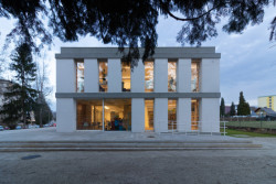 Okolo části knihovny se táhne vyvýšená podesta, slouží třeba pro výstavy.