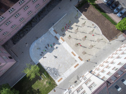 Díky citlivé práci architektů a architektek ze studia MED zde vzniklo nové náměstí s parkem, a to jen kousek od historického centra města. (Mezi školami, MED ARKITEKT)