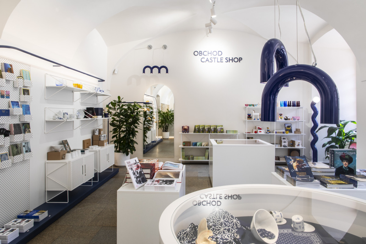 Výraznější akcent představují modré prvky, které se objevují například na ohýbaných trubkách, svítidlech nebo orientační grafice. (Design Shop Pražského hradu; Miroslav Nachlinger)