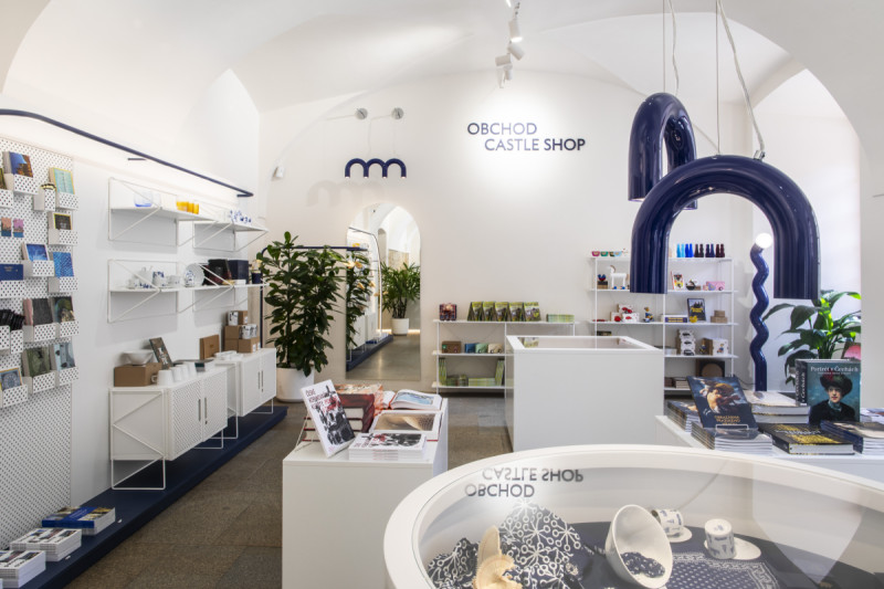 Výraznější akcent představují modré prvky, které se objevují například na ohýbaných trubkách, svítidlech nebo orientační grafice. (Design Shop Pražského hradu; Miroslav Nachlinger)