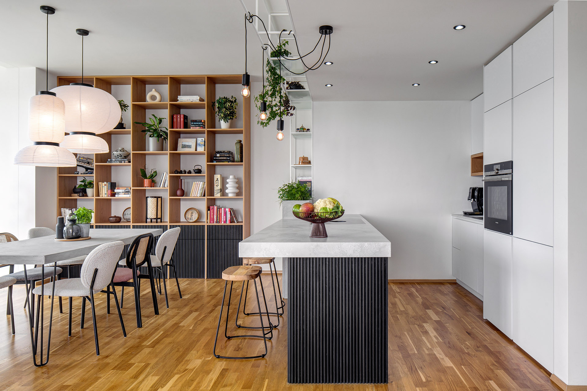 Architekta Tereza Janků je autorkou interiéru bytu v pražských Modřanech. Bytu dominují světlé barvy, přírodní materiály a nádech exotismu