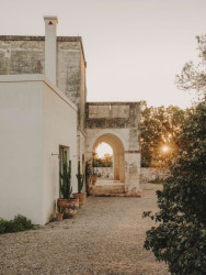 Studio Andrew Trotter - Rekonstrukce historické budovy na jihu Itálie: Hlavnímu vstupu do budovy dominuje tradiční arkáda