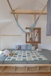 Pohled do objektu pro odpočinek (Lesní třída Větvíci na Žižkově od ateliérů Terra Florida a Jasné)