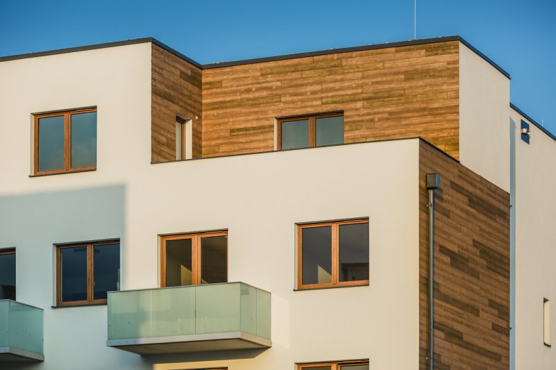 Dřevěný dekor může dotvářet celkový dojem fasády větších i menších projektů. Na bytovém domě v Olomouci byly použity v kombinaci s omítkou StoSignature imitující beton a bílou fasádní omítkou StoSilco