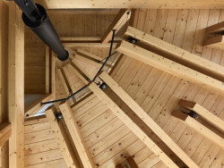 Stempel & Tesař architekti, Dům, který se otevírá slunci: Konstrukce zůstala přiznaná i v interiéru