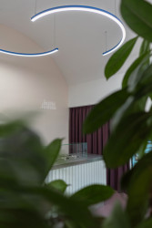 Interiér zmrzlinárny v Brně od architektky Barbory Kudelové