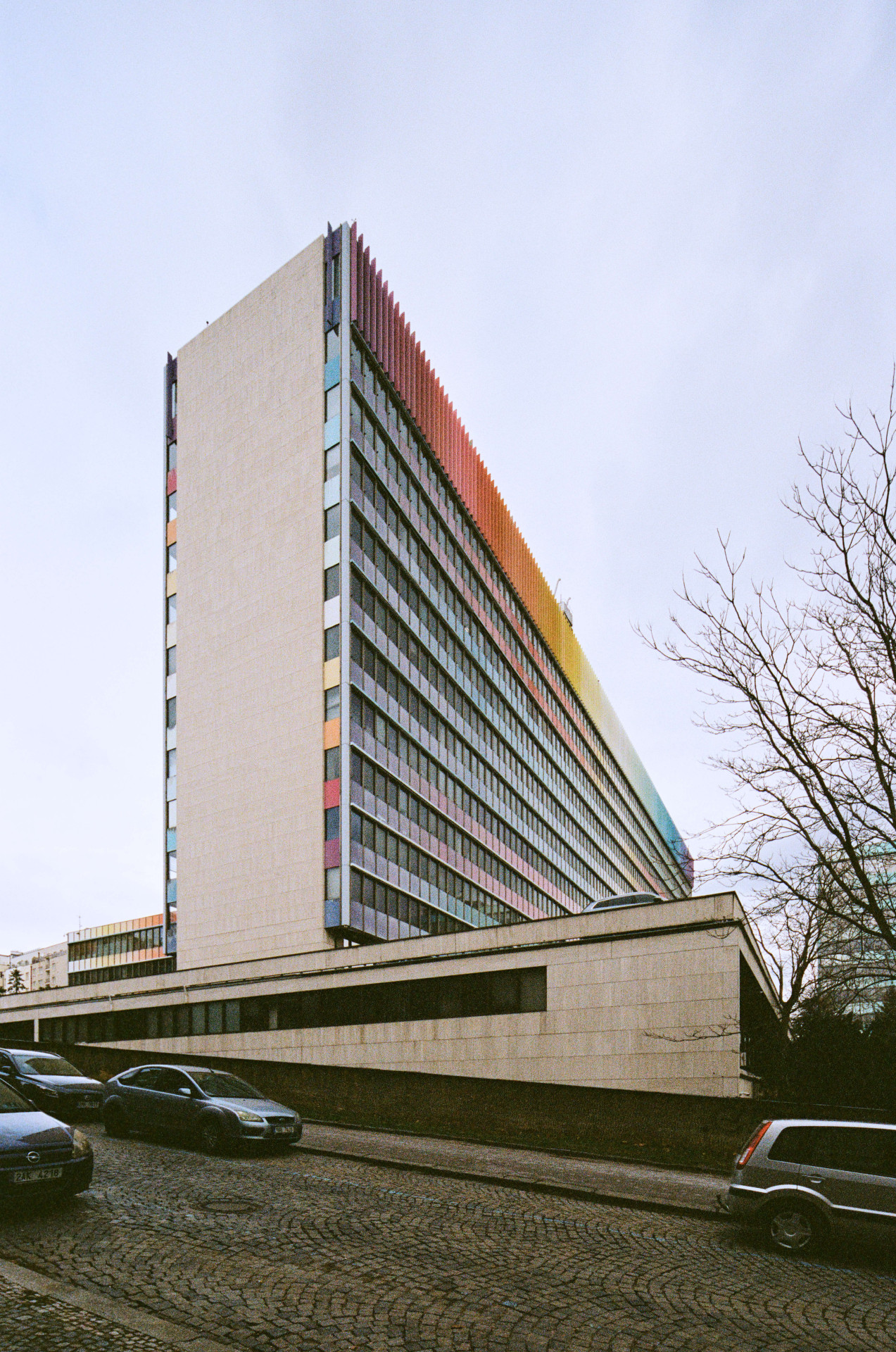 Vyfotografovat současnou podobu interiérů redakci povoleno nebylo. Produkty FEAL by se v nich ale hledaly (skoro) marně. Patrné je to z fotografické dokumentace, která je součástí stavebně-historického průzkumu. „V budově z původního vybavení zůstalo pár dveří – z toho dvoje na záchody a další do zázemí kuchyní, kde v době přestavby probíhal neustálý provoz, a tak nebyly nahrazeny. Sem tam zůstal nějaký obklad a jeden blok interiérových FEAL příček,“ říká Josef Holeček (ml.), jeden z jeho spoluautorů.