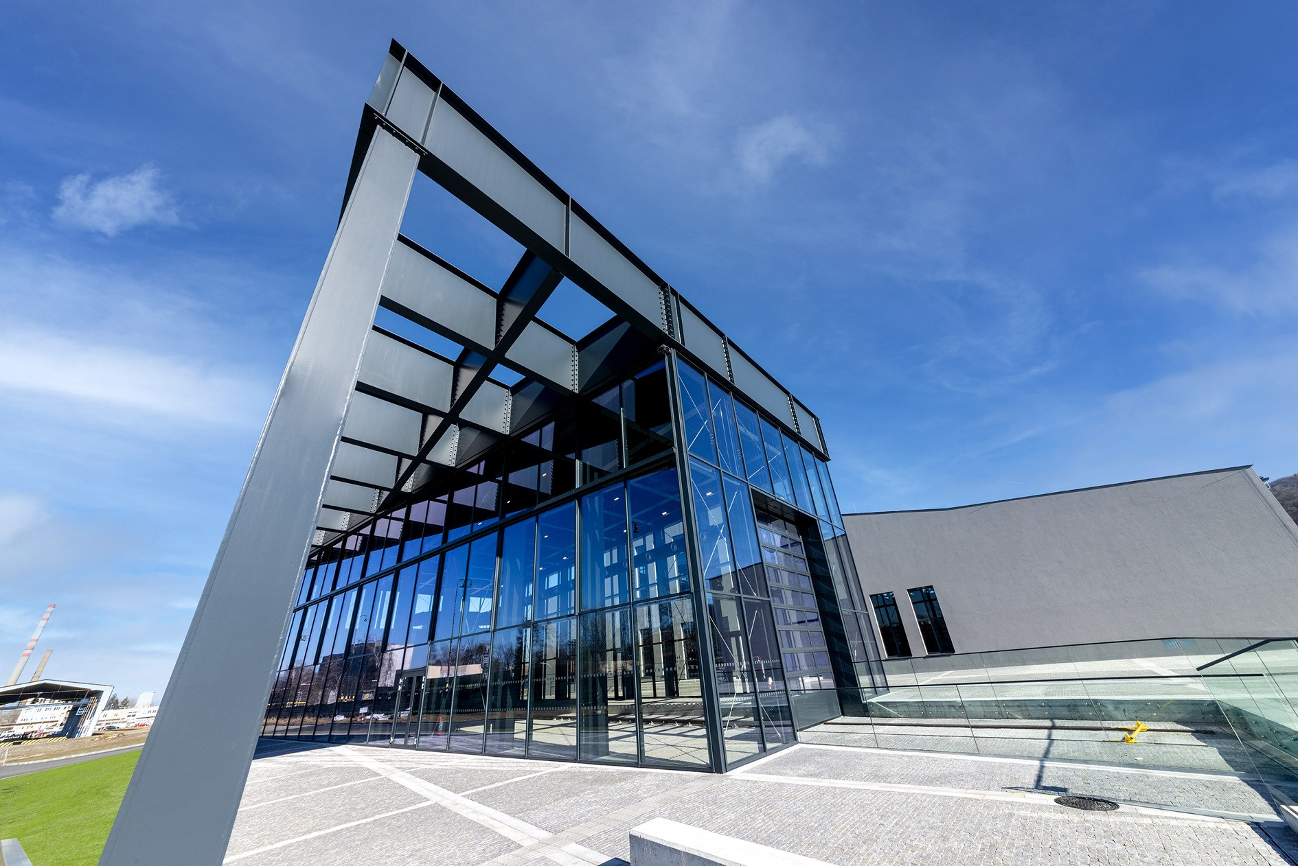 Depozitář jako vitrína pro vozy automobilky Tatra od dvojice Jiří Liškutín a Ladislav Zahradníček