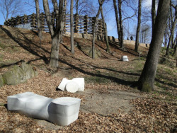 třiarchitekti, Letní scéna AmFík, výtvarné objekty v blízkém okolí – foto