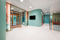 Interiér rehabilitačního centra CRIMED v Poděbradech od designérky Kateřiny Kersey a architektky Lucie Náhlovské