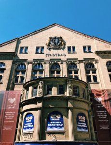 Zvenku budovy pokrývají plakáty, některá okna jsou zabedněná