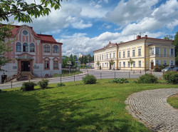 Vily, které patřily Schrollovým. Vpravo palác Josefa a Eleonory Schrollových, dnes městský úřad. Vlevo vila jejich dcery Johany a manžela Eduarda Langera, dnes poliklinika.