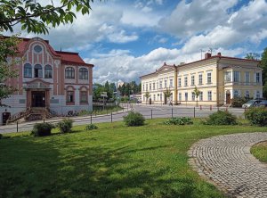 Vily, které patřily Schrollovým. Vpravo palác Josefa a Eleonory Schrollových, dnes městský úřad. Vlevo vila jejich dcery Johany a manžela Eduarda Langera, dnes poliklinika.