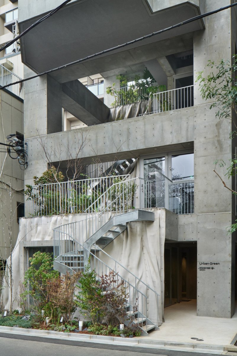 Obnažený beton zjemňuje zeleň.  (Ryozan Park Green, Akihisa Hirata Architecture Office)