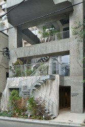 Obnažený beton zjemňuje zeleň.  (Ryozan Park Green, Akihisa Hirata Architecture Office)