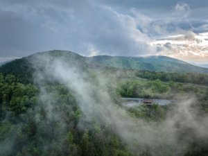 Obec Prostřední Bečva chtěla též zlepšit dopravu autobusem. (Brána Pusteven; henkai architekti)