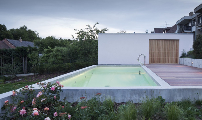 Rodinný dům Benešov, zahradní domek s bazénem, Holiš + Šochová architekti