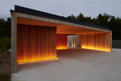 Z ulice je dům ukrytý za přístřeškem pro parkování. (Dům ve třech zahradách, Air ateliér)