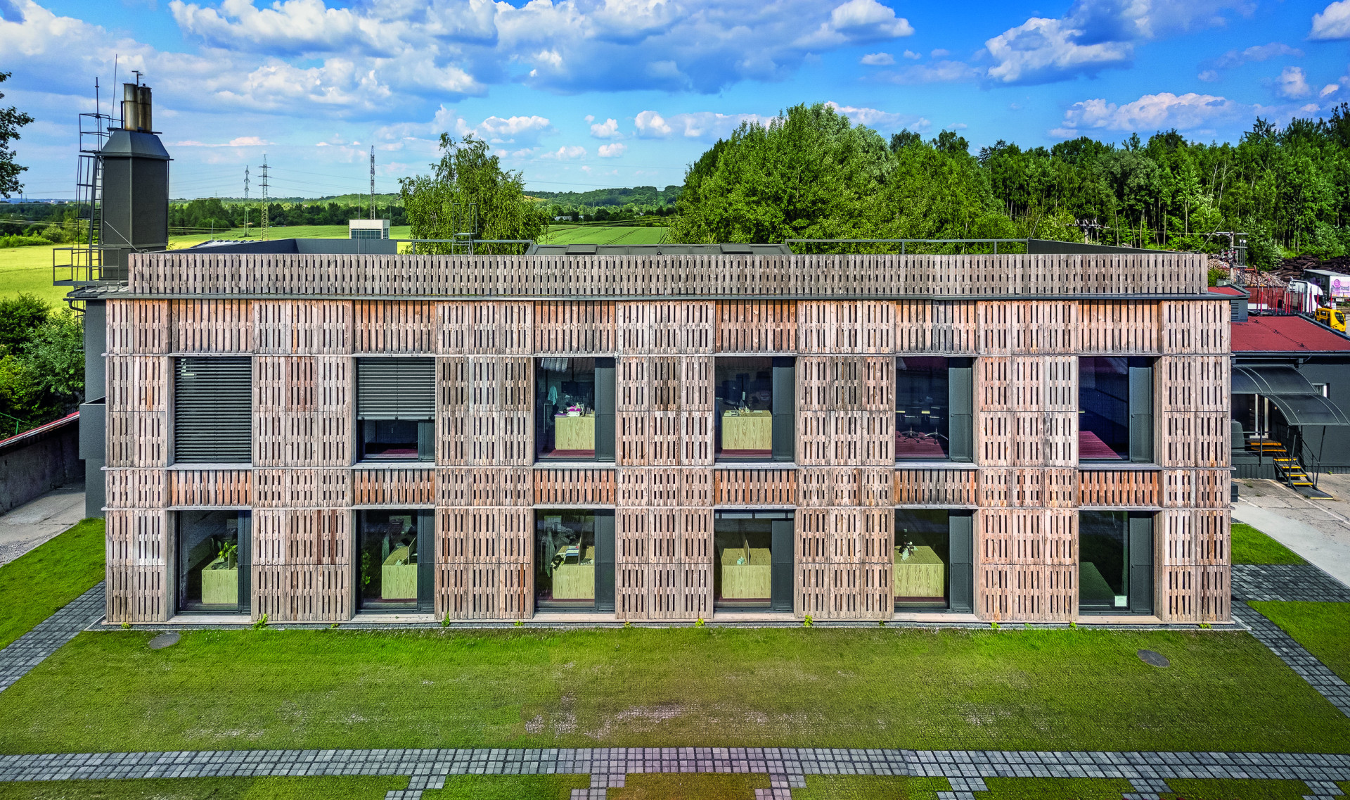 Pro stavbu administrativní budovy firmy Fortemix se použila řada recyklovaných materiálů. (Administrativní budova Fortemix v Paskově od PROJEKTSTUDIO)