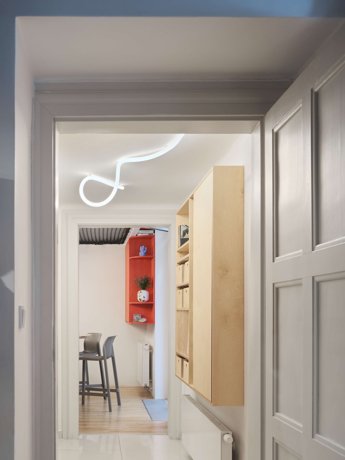 Dejvický byt pětičlenné rodiny má pouze 37 metrů čtverečních, dovnitř tedy smělo jen to nejnutnější. (Bydlení na 37 metrech čtverečních; hurá studio)