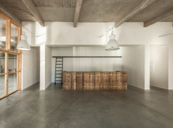 Mjölk architekti, Palmovka Jihlava / Rekonstrukce části průmyslového areálu Jihlavan, recepce s bočními vstupy na toalety – foto