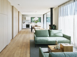 Dům na pobřeží Švédska splývá s okolní vegetací. Je za tím i fasáda z šedivého vláknocementu Swisspearl. 