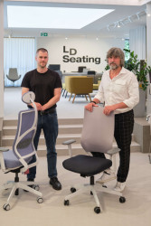 Jakub Huráb a Miroslav Krátký s židlemi Arcus, které LD Seating vyrábí.