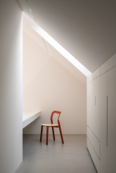 Rodinný dům v Polánce, CL3: Interiéry jsou vzhledem k tmavé obálce domu pojaty kontrastně