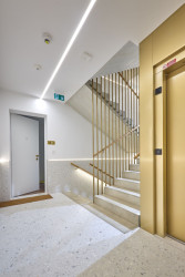 Pohled do společných prostor (Rezidence U Milosrdných na Starém Městě od Fránek Architects)