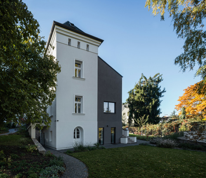 Zrekonstruovaná vila poblíž Prahy od Karnet architekti