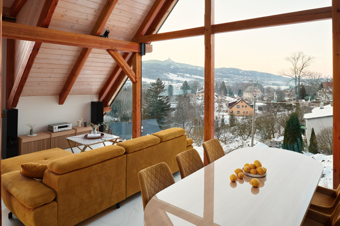 Daleké výhledy jsou hlavní předností tohoto bytu. (Tak design, byt pod Ještědem)