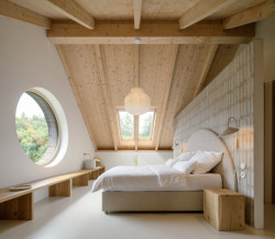 Ubytování ve mlýně ocení milovníci minimalistického designu a čistých linií. Pečlivě vybraný nábytek sjednocuje interiér i exteriér.