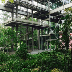 Budova z roku 1994 od Jeana Nouvela - vrcholné high-tech dílo