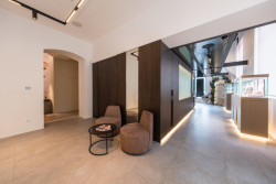 Interiéry klenotnictví navrhla architektka Martina Krtičková v ladění odstínů, které vycházejí z barevné palety brandu Danfil Jewellery.
