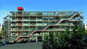 Zlomovým rokem Rogersovy kariéry byl rok 1971, kdy společně se svým italským kolegou Renzem Pianem zvítězil v architektonické soutěži na pařížské Centre Pompidou. Na návrhu spolupracoval také Jan Kaplický, který tou dobou u Rogerse pracoval.