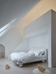 Domem se prolíná autorsky navržený nábytek. (Dům Oskar, Jan Žaloudek)