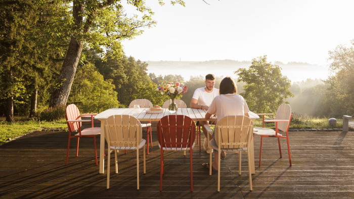 Součástí kolekce Bombshell jsou i stoly ve dvou základních délkách pro 6 nebo pro 8 hostů. 