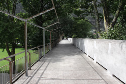 Budova se vznáší nad areálem koupaliště ve výšce 6 metrů a funguje zároveň jako most, po kterém lze přejít z jednoho konce na druhý