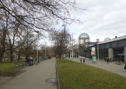 6.	Sherwood. Přijedete do Prahy, historické metropole a perly UNESCO – a uvítá vás ušmudlaný parčík.