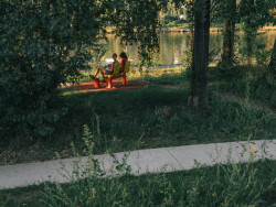 Park U Vody se nachází v dolních Holešovicích kousek od tamních přístavů. (Park U Vody v Praze-Holešovicích, YYYY)