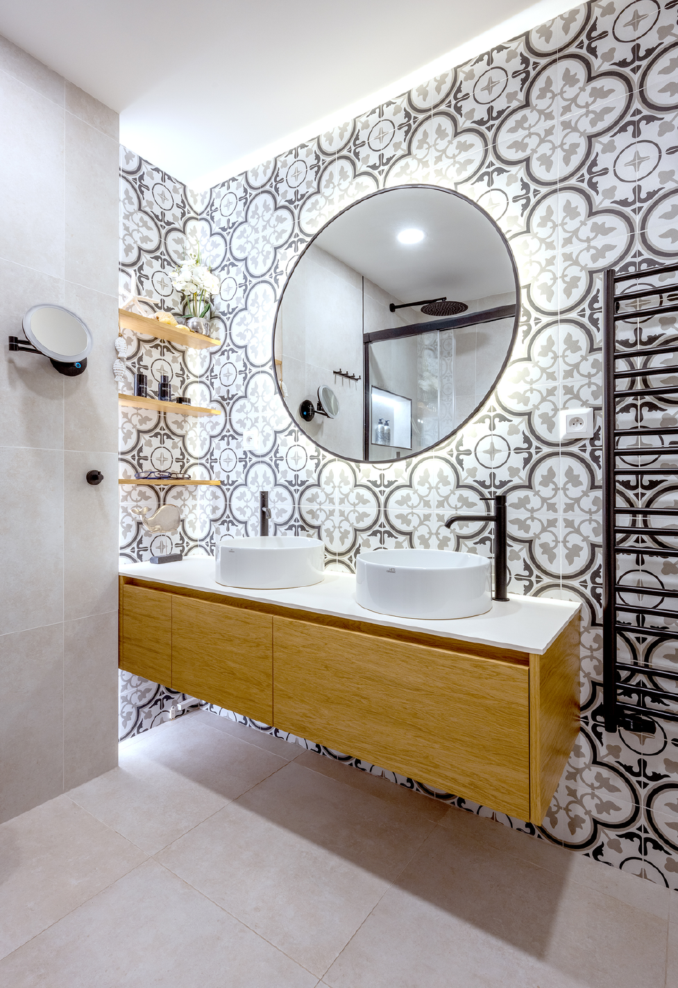 Vizuální dominantou, která prostor ozvláštňuje, je patchworková stěna.