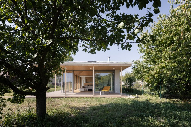 Rodinný dům od z pera architekta Tomáše Šeba a studia ROAR ve slovenské vesnici Palárikovo