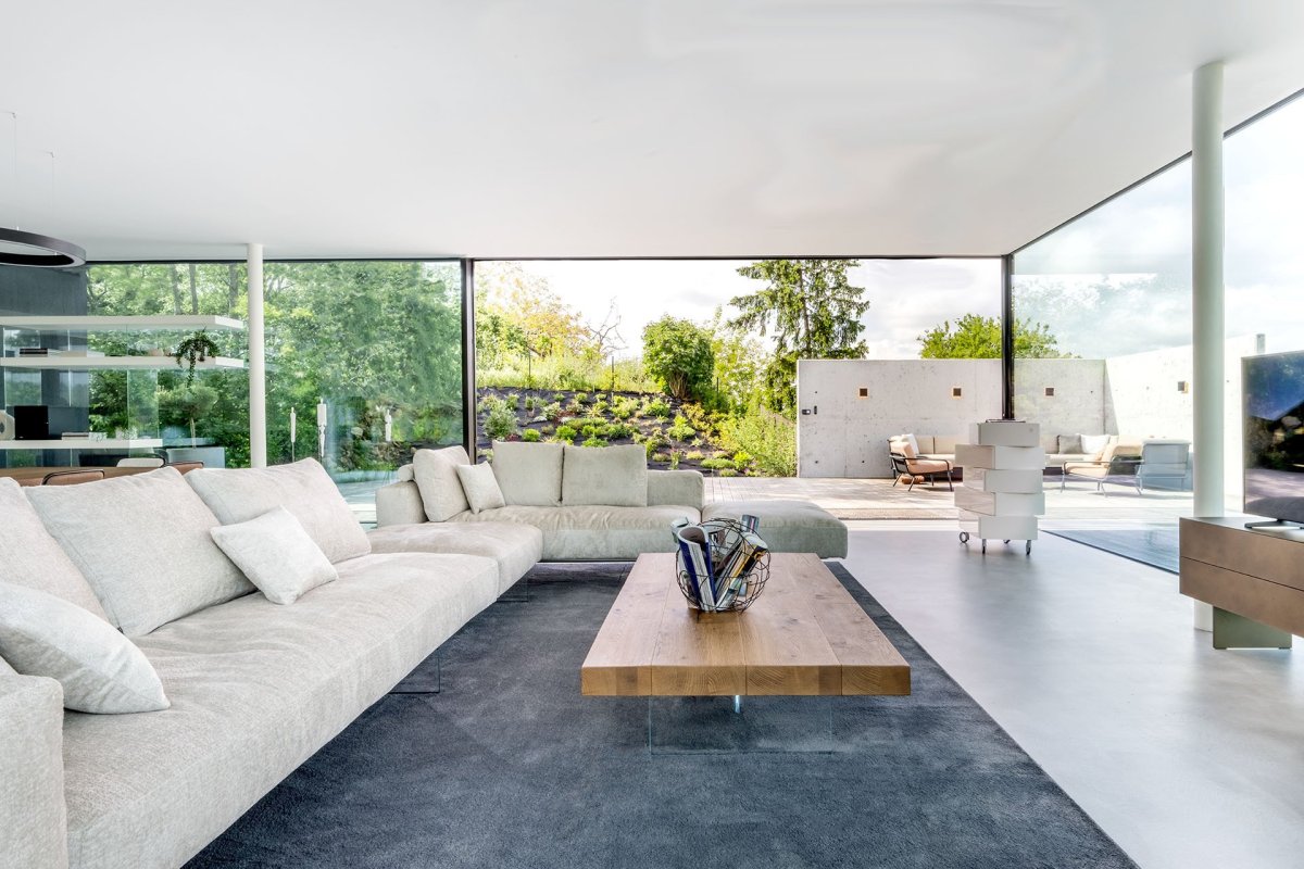 Monolitickou střešní konstrukci air-lux Showhouse Praha překvapivě nesou pouze tři subtilní ocelové sloupy, rohy zůstávají volné bez podpor.
