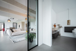 Rodinná firma VESPER HOMES realizovala  rodinný dům u Liberce, který se halí do modřínového dřeva.