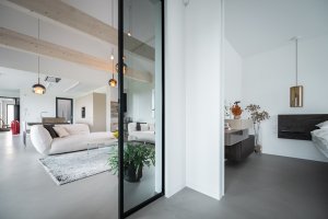 Rodinná firma VESPER HOMES realizovala  rodinný dům u Liberce, který se halí do modřínového dřeva.