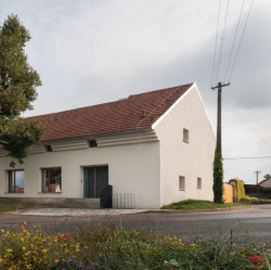 Knihy, jóga a klub pro seniory. Tím středočeská vesnice naplnila dům na návsi