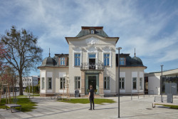 Před zahájením modernizace využívala městská knihovna pro své služby vilu z 19. století. Její prostory jí ale byly malé, proto se ji město rozhodlo rozšířit. (Městská knihovna v Rožnově pod Radhoštěm, ČTYŘSTĚN)